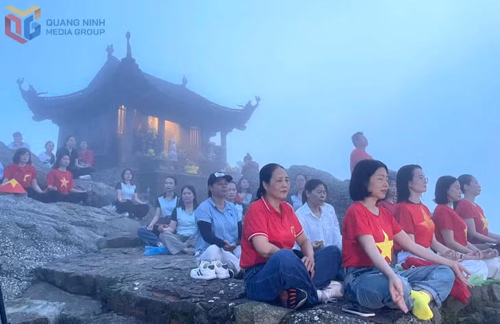Du khách tham gia trải nghiệm thiền trên đỉnh chùa Đồng.