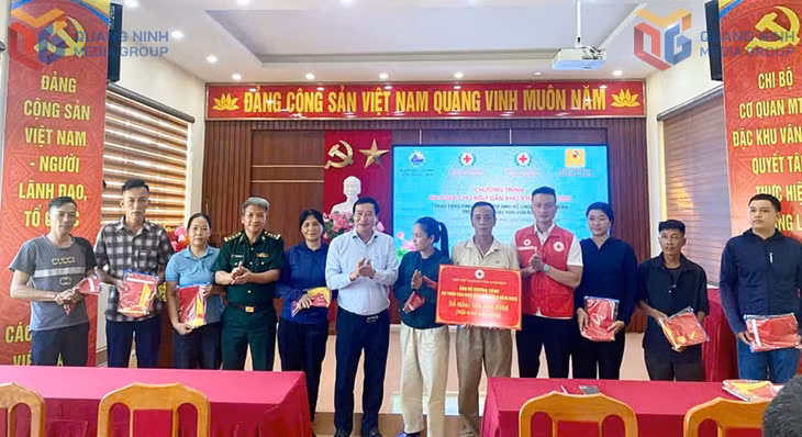 Hội Chữ thập đỏ tỉnh, Ban Chỉ huy BĐBP tỉnh, đặc khu Vân Đồn tổ chức trao kinh phí hỗ trợ và cờ Tổ quốc cho ngư dân khó khăn trên địa bàn đặc khu Vân Đồn đầu tháng 10/2025.