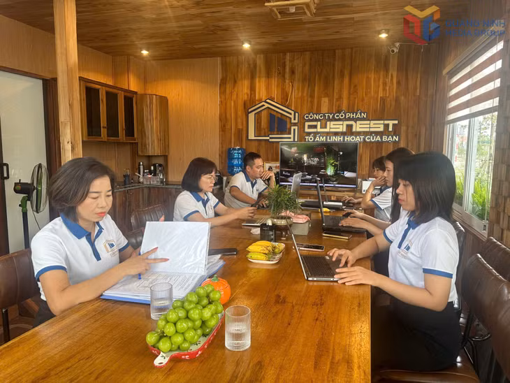 Cán bộ, nhân viên Công ty CP Cusnet họp bàn phương án thi công.