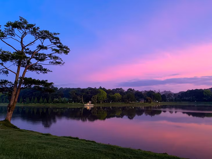 Bình minh màu tím hồng bên hồ Xuân Hương thơ mộng.