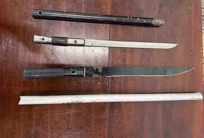 Hung khí mà nhóm học sinh trang bị hẹn nhau hỗn chiến đã bị thu giữ. Ảnh: Công an Hà Tĩnh.