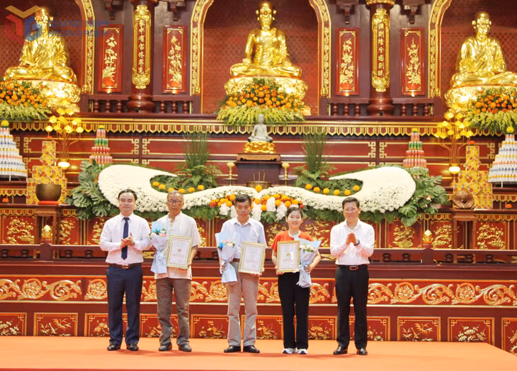 Lãnh đạo Báo và Phát thanh, truyền hình Quảng Ninh và phường Yên Tử trao giải nhì Cuộc thi sáng tạo logo phường Yên Tử cho tác giả.