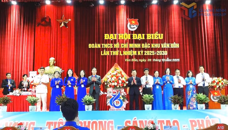 Các đồng chí lãnh đạo Đảng uỷ, HĐND, UBND, UBMTTQ đặc khu tặng hoa chúc mừng Đại hội.