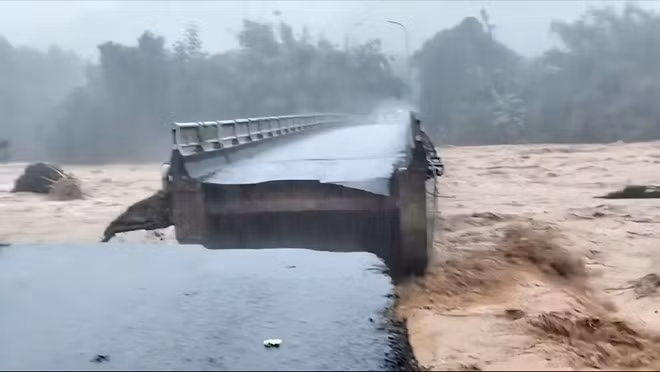 Chân cầu Le No bị lũ cuốn trôi. Ảnh: H. Phúc.