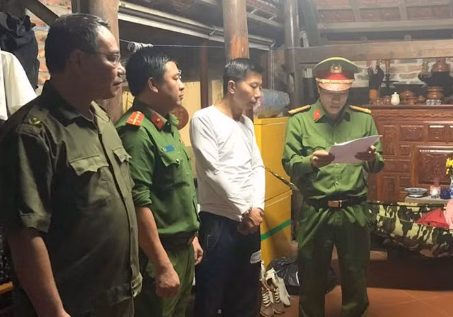 Tài xế ôtô (áo trắng) chạy ngược chiều đâm vào taxi bị tạm giữ. Ảnh: Công an phường Đồng Hới