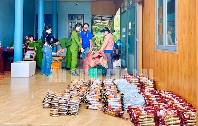 Công an kiểm tra số lượng hành hóa nghi là cà phê giả tại công ty. Ảnh: Công an