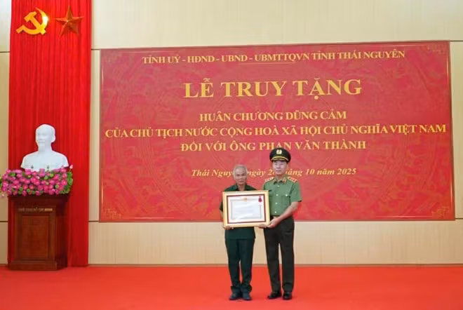 Thượng tướng Trần Quốc Tỏ trao Huân chương Dũng cảm cho thân nhân ông Phan Văn Thành. Ảnh: Thái Nguyên GOP