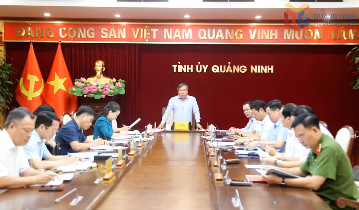 Đồng chí Vũ Đại Thắng, Ủy viên Trung ương Đảng, Bí thư Tỉnh ủy, Trưởng Đoàn ĐBQH tỉnh, Trưởng Ban Chỉ đạo phòng, chống tham nhũng, lãng phí, tiêu cực tỉnh phát biểu chỉ đạo tại phiên họp.