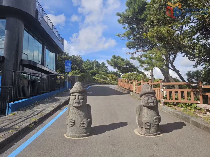Theo tín ngưỡng của người dân Jeju, Dol Hareubang giống như vị thần bảo hộ. Những tượng đá Dol Hareubang không chỉ được đặt ở cổng để giữ làng mà nó còn được đặt làm như cột mốc đánh dấu một khoảng cách nhất định trên các con đường.