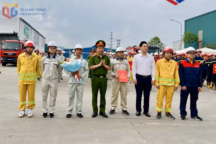Tổ chữa cháy tình nguyện CCN Hà Khánh ra mắt, tháng 4/2025. Ảnh: Hằng Ngần