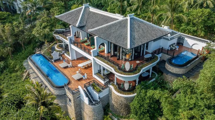 Khu nghỉ dưỡng InterContinental Sun Peninsula (Đà Nẵng) nằm ở bán đảo Sơn Trà cách trung tâm thành phố biển khoảng 20 phút lái xe và cách sân bay quốc tế Đà Nẵng khoảng 30 phút di chuyển. Đây là khu nghỉ dưỡng 5 sao nổi tiếng thế giới, từng nhiều lần vào top các danh sách resort của các tạp chí du lịch quốc tế, khẳng định đẳng cấp dịch vụ nghỉ dưỡng Việt Nam.