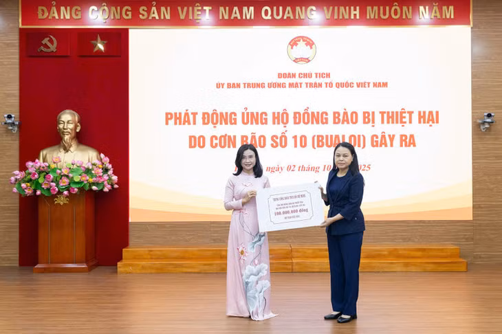 Đồng chí Nguyễn Thị Thu Hà tiếp nhận ủng hộ từ Trung ương Đoàn Thanh niên Cộng sản Hồ Chí Minh.
