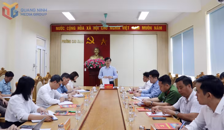 Đồng chí Vũ Quyết Tiến, Phó Bí thư Tỉnh ủy, Chủ tịch Uỷ ban MTTQ tỉnh làm việc với Ban Thường vụ Đảng ủy phường Cao Xanh về việc vận hành mô hình chính quyền địa phương 2 cấp (3/10/2025).
