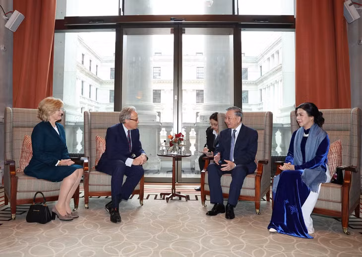 Tổng Bí thư Tô Lâm và Phu nhân tiếp Công tước xứ Richmond Charles Gordon-Lennox và Phu nhân. (Ảnh: THỐNG NHẤT - TTXVN)