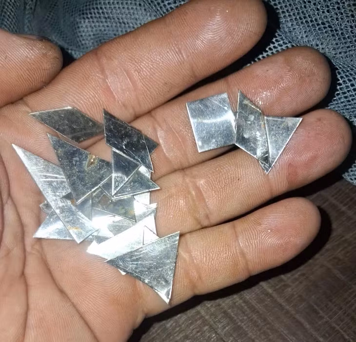 "Đinh tặc" rải những mảnh "át rô" bằng inox khiến việc hút đinh của các tình nguyện viên gặp khó khăn - Ảnh: PC08