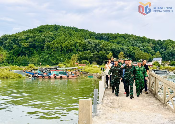 Thượng tướng Nguyễn Văn Nghĩa, Phó Tổng tham mưu trưởng Quân đội nhân dân Việt Nam cùng các lực lượng kiểm tra, chỉ đạo công tác phòng, chống bão tại khu neo đậu tránh trú bão Miếu Gạnh Út, thuộc khu Bình Ngọc (phường Móng Cái 1). 