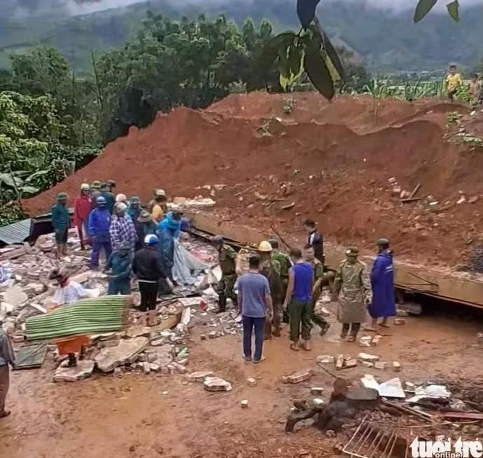 Hiện trường ngổn ngang sau khi móng nhà hàng xóm sập làm thương vong 4 người trong một gia đình - Ảnh chụp lại từ clip.