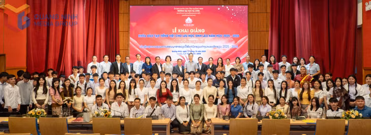 Thầy cô Trường Đại học Hạ Long chụp ảnh lưu niệm với đại biểu và lưu học sinh Lào.