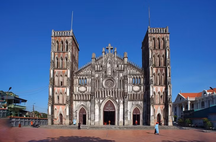 Nằm tại phường Châu Sơn, tỉnh Ninh Bình, Vương cung thánh đường Sở Kiện, hay còn gọi là nhà thờ Kẻ Sở, là một trong những công trình tôn giáo cổ kính và đặc sắc bậc nhất miền Bắc.