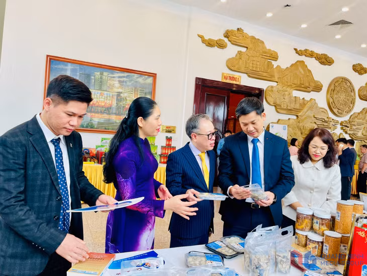 Các đại biểu tham quan gian hàng sản phẩm nông nghiệp tiêu biểu.