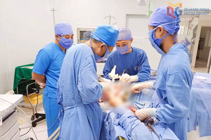 Ca phẫu thuật kết hợp xương gãy phức tạp đầu trên xương cánh tay phải bằng nẹp vít hợp kim cho bệnh nhân tại Trung tâm Y tế Đầm Hà.