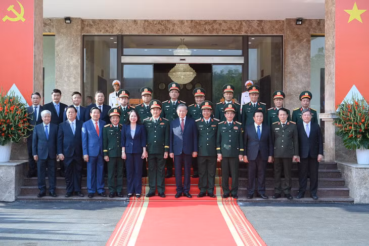 Tổng Bí thư Tô Lâm và các đồng chí lãnh đạo Đảng, Nhà nước với cán bộ, chỉ huy Lực lượng vũ trang Quân khu 1.