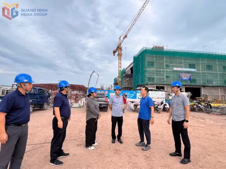 Lãnh đạo Ban Quản lý Khu kinh tế tỉnh kiểm tra công tác phòng chống bão tại Công ty TNHH Hoa Mâu, KCN Texhong Hải Hà.