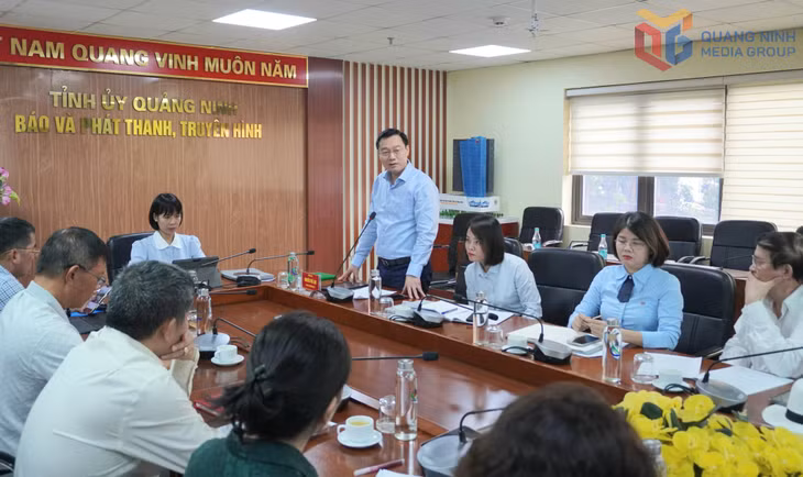 Nhà báo Nguyễn Thế Lãm, Giám đốc, Tổng Biên tập Báo và Phát thanh, Truyền hình Quảng Ninh phát biểu tại hội nghị.