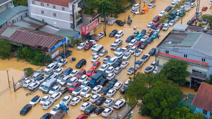 Giao thông tại ngã tư Tùng Thiện Vương, Phạm Văn Đồng, phường Vỹ Dạ gần như tê liệt. Nhiều ôtô rơi vào tình trạng hỏng nặng. Ảnh: Quang Thông.