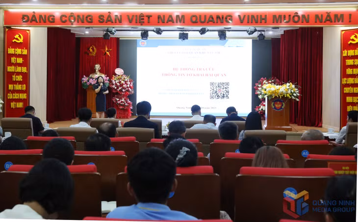 Lãnh đạo phòng CNTT (Chi cục Hải quan khu vực VIII) hướng dẫn doanh nghiệp tra cứu trực tuyến thông tin tờ khai XNK trên hệ thống phần mềm.