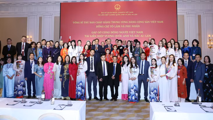Tổng Bí thư Tô Lâm và Phu nhân với cộng đồng người Việt Nam tại Anh. (Ảnh: Thống Nhất/TTXVN)
