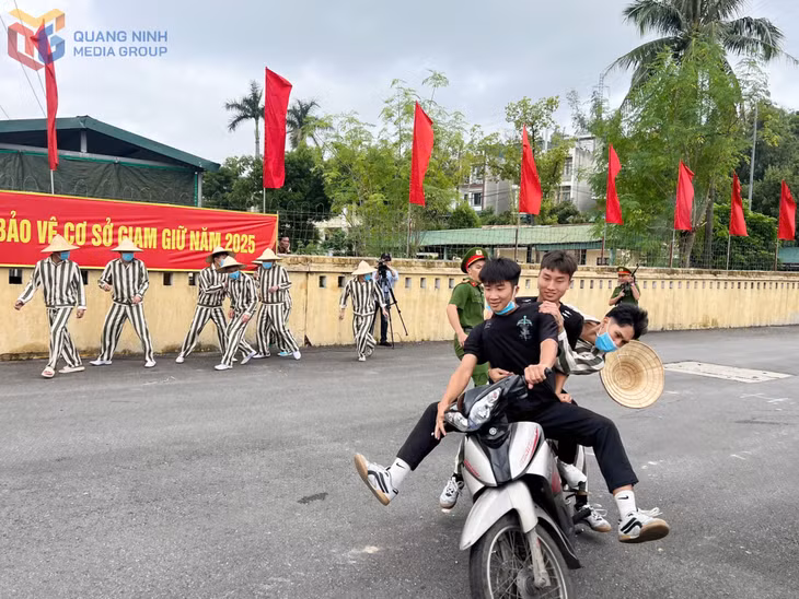 Theo phương án, phạm nhân đang trên đường đi lao động thì một nhóm đối tượng đến giải cứu.