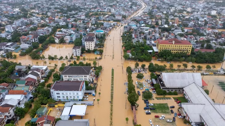 UBND xã Lộc An, phường An Cựu, phường Thuận Hóa... kích hoạt phương án phòng chống thiên tai ở cấp độ cao nhất, hỗ trợ đưa người dân đến vùng an toàn. Ảnh: Quang Thông.