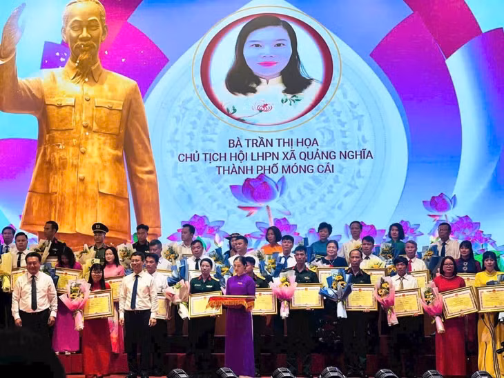 Chị Trần Thị Họa nhận bằng khen của Tỉnh ủy Quảng Ninh về học và làm theo Bác.