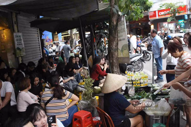 Trong khu vực phố cổ, Nhà thờ Lớn Hà Nội vào thu là điểm check-in quen thuộc với người dân và du khách quốc tế. Ngay trước khu vực Nhà thờ Lớn, các hàng trà chanh, gánh cốm rong đông nườm nượp khách ghé thăm. Cứ hễ vào thu, bộ đôi trà chanh - xôi cốm, cà phê trứng - xôi cốm lại trở thành món ăn được nhiều thực khách truyền tai nhau phải thử khi thu về.