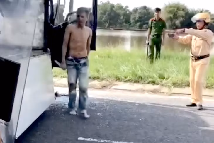 Tài xế ngáo đá cầm dao tấn công lại lực lượng công an - Ảnh cắt từ clip công an cung cấp