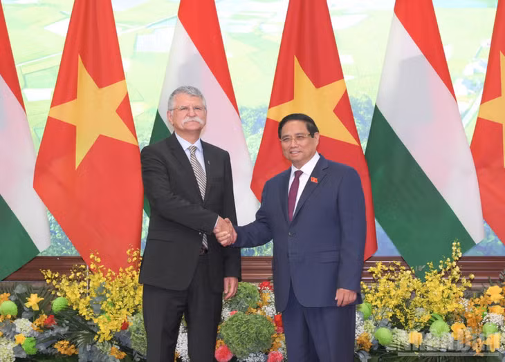 Thủ tướng Chính phủ Phạm Minh Chính và Chủ tịch Quốc hội Hungary Kover Laszlo. (Ảnh: TRẦN HẢI)