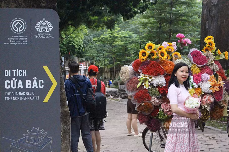 Tại phố Phan Đình Phùng - con đường được mệnh danh thơ mộng, trữ tình của Hà Nội cũng rất đông người dân, du khách chụp ảnh cùng xe hoa. Đây là hoạt động không thể bỏ qua mỗi dịp Hà Nội vào thu. Dưới tán cây xanh lấp lánh ánh nắng, những xe hoa giản dị xếp hàng dài, với phía sau xe chất đầy những bó hoa rực rỡ đủ loại: sen, cúc, hồng…