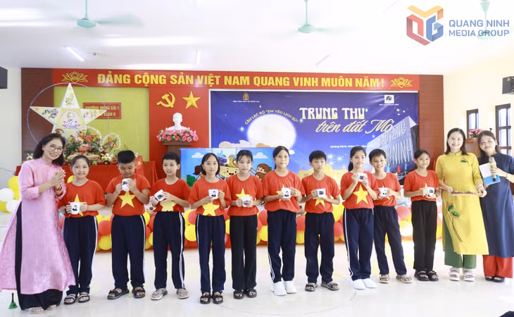 Học sinh Trường Tiểu học Hải Xuân (phường Móng Cái 1) tìm hiểu về cuộc đời, thân thế, sự nghiệp của Anh hùng Lực lượng vũ trang nhân dân Đào Phúc Lộc.