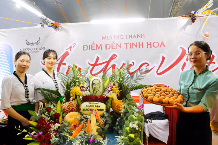 Các cô gái Thái duyên dáng của Khách sạn Mường Thanh mang tới liên hoan các loại bánh đặc trưng của bà con các dân tộc Tây Bắc.