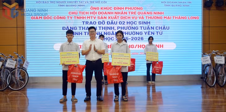 Chủ tịch Hội Doanh nhân trẻ tỉnh trao đỡ đầu cho học sinh mồ côi, học sinh khuyết tật có hoàn cảnh khó khăn. Ảnh: Dương Trường
