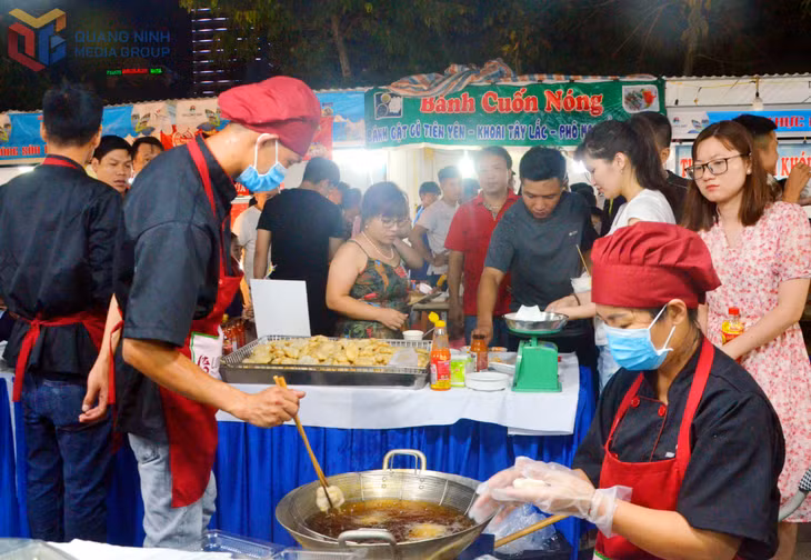 Du khách sẽ được thưởng thức, chiêm ngưỡng tận mắt và trải nghiệm làm các món ăn đặc sản Quảng Ninh và các vùng miền.