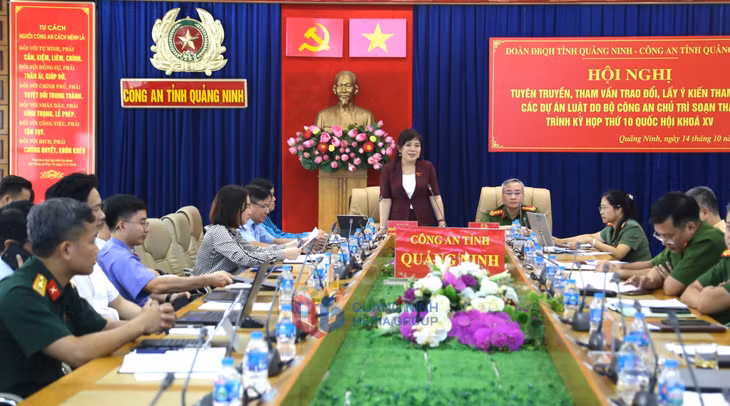 Đồng chí Nguyễn Thị Thu Hà Phó trưởng Đoàn đại biểu Quốc hội tỉnh phát biểu tại Hội nghị.