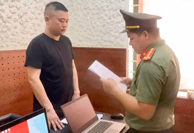 Sau khi bị khởi tố, bắt tạm giam, hiện Trần Tiến Đạt đã bị truy tố về tội “Cưỡng đoạt tài sản” và tội “Sử dụng tài liệu giả của cơ quan, tổ chức”. Ảnh: Công an Hà Tĩnh.