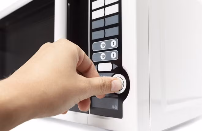 Sóng vi sóng làm chín thức ăn như thế nào? Ảnh: Thùy Dương