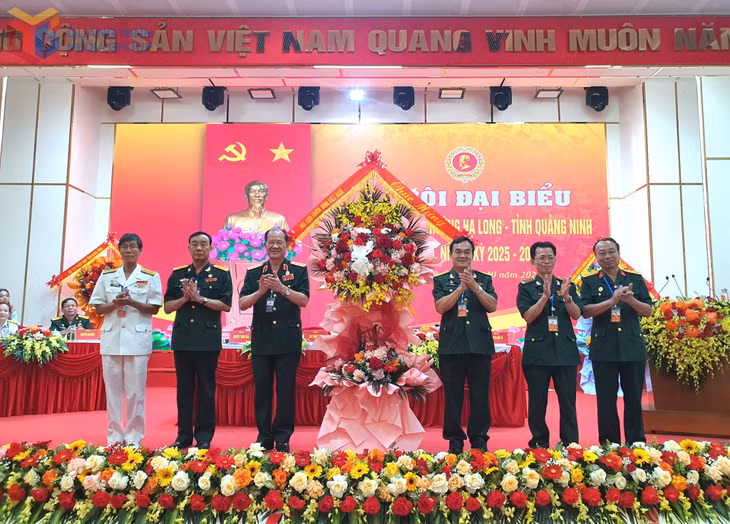 Thượng tướng Bế Xuân Trường, Phó Chủ tịch Ủy ban Trung ương MTTQ Việt Nam, Chủ tịch Hội CCB Việt Nam tặng hoa chúc mừng Đại hội.