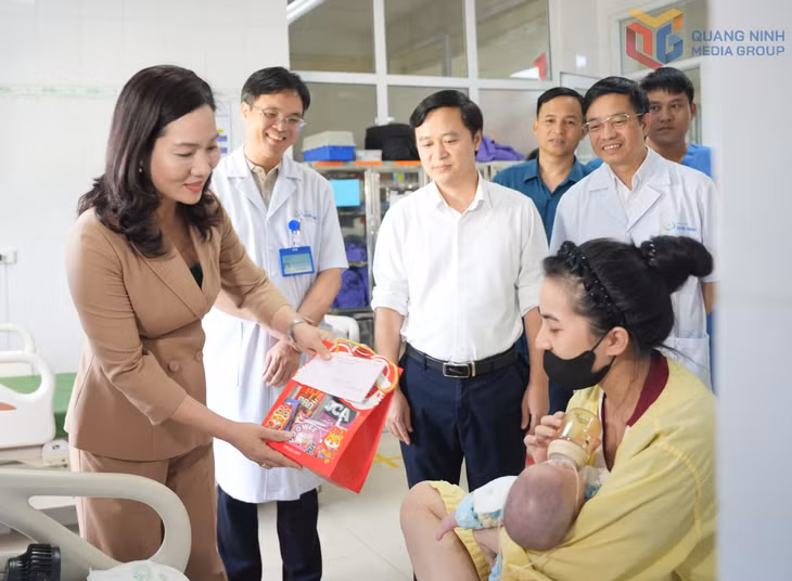 Đồng chí Nguyễn Thị Hạnh, Phó Chủ tịch UBND tỉnh tặng quà Trung thu cho bệnh nhi đang điều trị tại bệnh viện.
