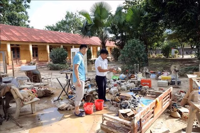 Trường THCS xã Yên Bình, tỉnh Lạng Sơn bị ngập sâu. Ảnh: TTXVN.