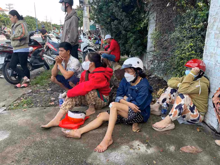 Người phụ nữ bị thương nhẹ sau va chạm. Ảnh: Đình Trọng
