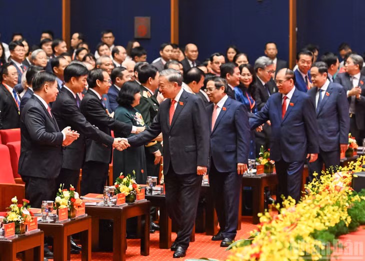 Tổng Bí thư Tô Lâm cùng các đồng chí lãnh đạo, nguyên lãnh Đảng, Nhà nước với các đại biểu dự Đại hội. (Ảnh: DUY LINH-TRẦN HẢI)